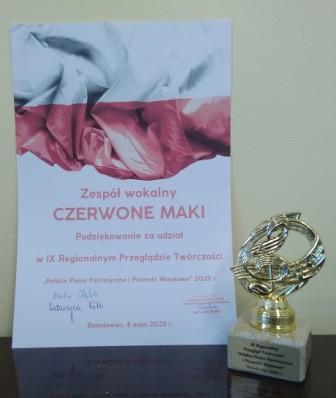 Zdjęcie nagrody dla zespołu Czerwone Maki