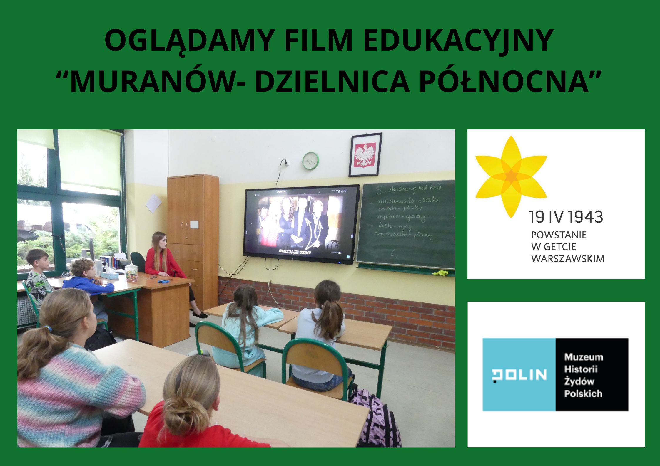uczniowie z wychowawczynią oglądają film o Muranowie- dzielnicy P&oacute;łnocnej w Warszawie 