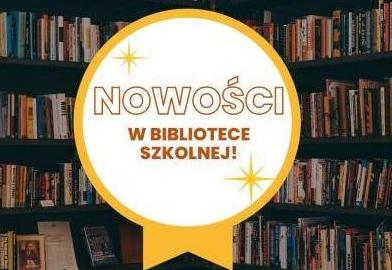 grafika z napisem nowości w bibliotece szkolnej na tle regał&oacute;w z książkami