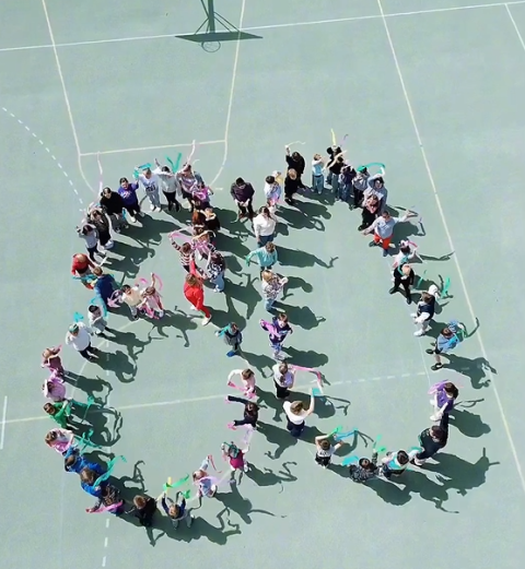 zdjęcie uczni&oacute;w na boisku szkolnym