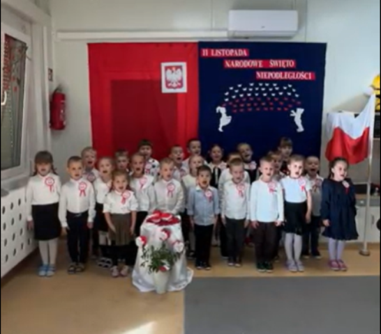 przedszkolaki śpiewają hymn