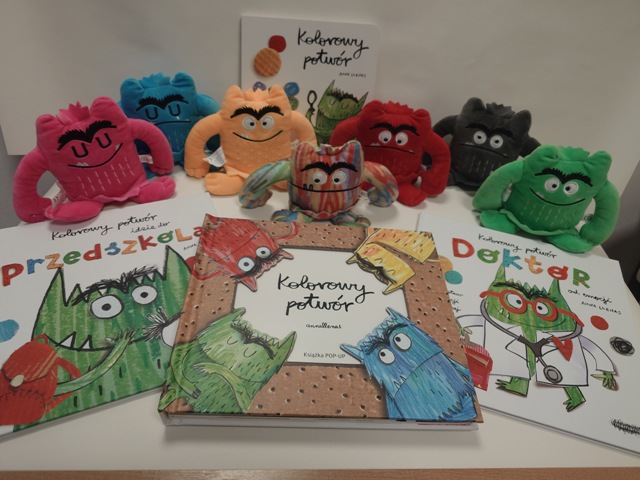 książki i maskotki potwork&oacute;w z projektu