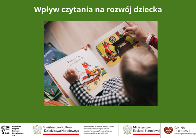 małe dziecko słucha czytającego rodzica