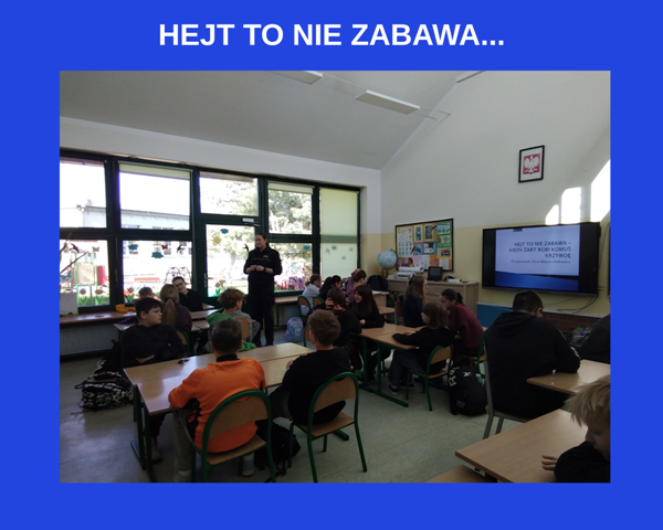 uczniowie na spotkaniu z funkcjonariuszką straży miejskiej