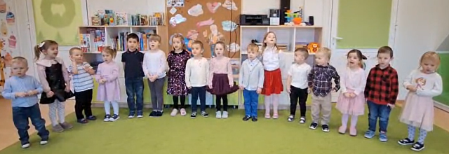 przedszkolaki śpiewają dla dziadków