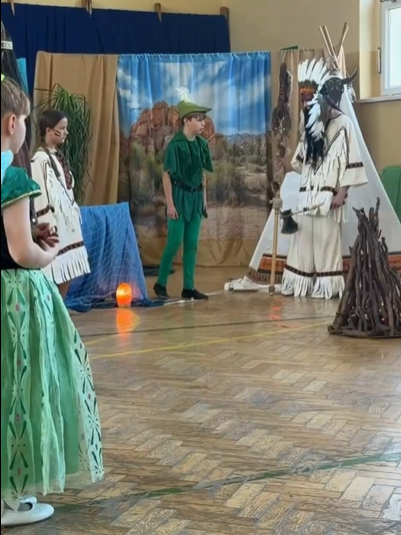 zdjęcie uczniów wystpujących w spektaklu