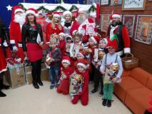 Uczniowie oddziału O z Mikołajem i jego pomocnikami