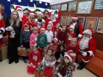 Uczniowie klasy 1 z Mikołajem i jego pomocnikami