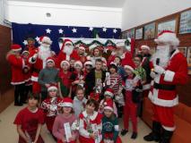 Uczniowie klasy 2 z Mikołajem i jego pomocnikami