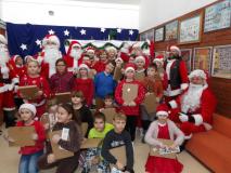 Uczniowie klasy 3 z Mikołajem i jego pomocnikami