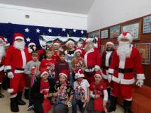 Uczniowie klasy 4b z Mikołajem i jego pomocnikami