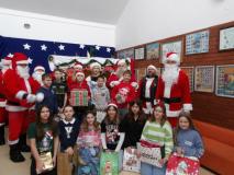 Uczniowie klasy 5a z Mikołajem i jego pomocnikami