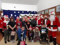 Uczniowie klasy 5b z Mikołajem i jego pomocnikami