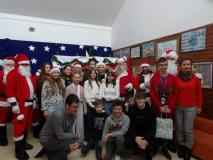 Uczniowie klasy 7 z Mikołajem i jego pomocnikami