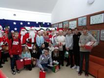 Uczniowie klasy 8 z Mikołajem i jego pomocnikami