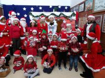 Przedszkolaki z Mikołajem i jego pomocnikami