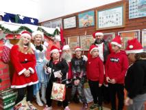 Uczniowie oddziałów specjalnych z Mikołajem i jego pomocnikami