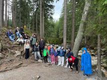 Uczniowie podczas wycieczki do Karpacza