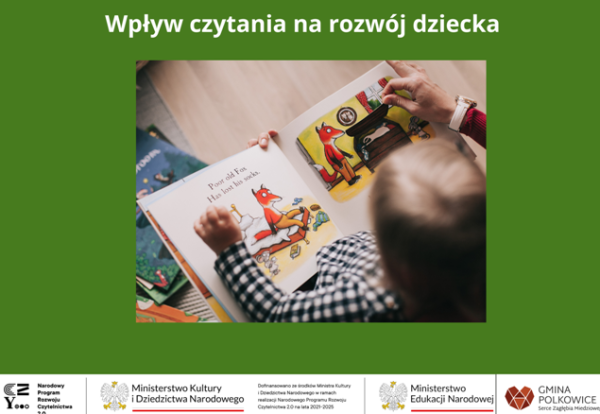 małe dziecko słucha czytającego rodzica