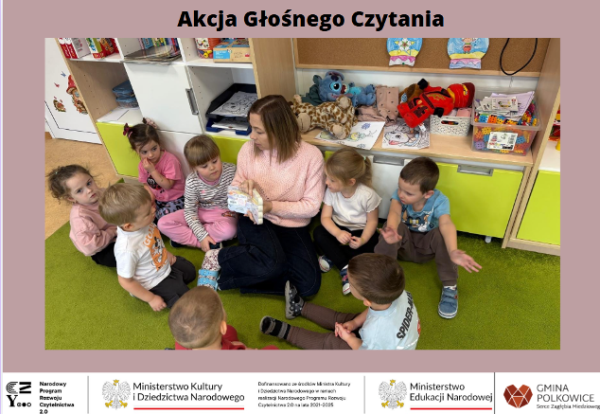 nauczycielka czyta dzieciom książkę