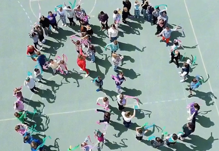 zdjęcie uczniów na boisku szkolnym