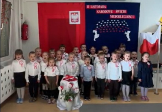 przedszkolaki śpiewają hymn