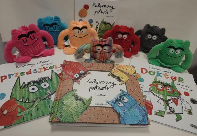 książki i maskotki potworków z projektu