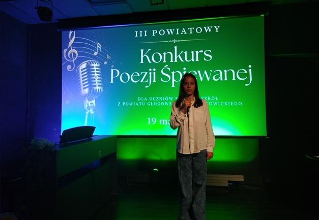 uczestniczka śpiewa piosenkę na scenie podczas konkursu 
