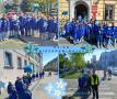dzieci przebrane na niebiesko w pochodzie z okazji święta niezapominajki
